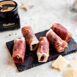 rolky-pecorino-pena-v-datli-prosciutto-sunka-gentlejam