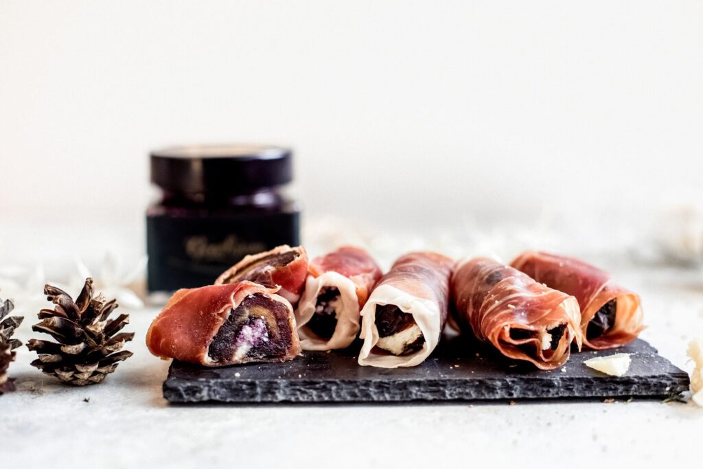 rolky-pecorino-pena-v-datli-prosciutto-sunka